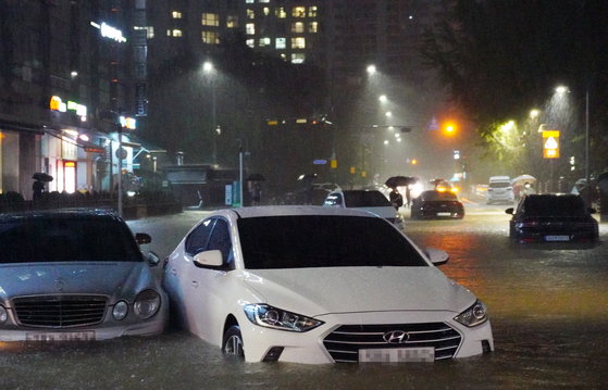8일 밤 서울 강남구 대치동 은마아파트 부근 도로에서 물에 잠긴 차량들. 연합뉴스
