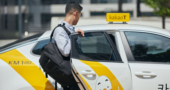 '카카오T' 택시 호출 서비스를 이용하는 승객의 모습. 카카오모빌리티 제공