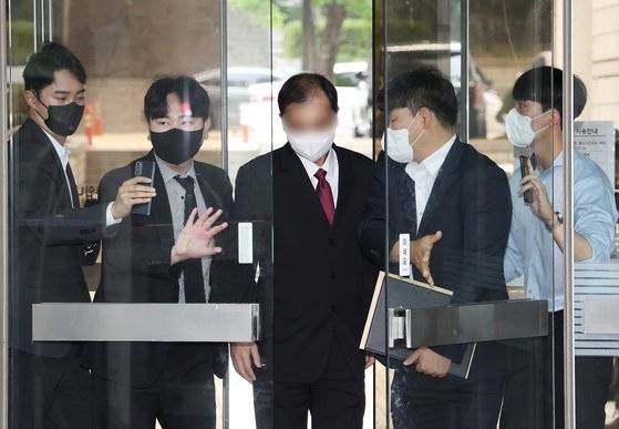 고(故) 이예람 중사의 사망 사건 수사 당시에 이 중사의 사망 원인을 왜곡하고 수사 상황을 유출한 혐의를 받는 공군 공보장교 A씨가 17일 오전 서울 서초구 서울중앙지방법원에서 열린 영장실질심사에 출석하고 있다. 뉴스1