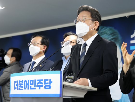 지난해 12월 20일 이재명 당시 더불어민주당 대선 후보가 서울 여의도 중앙당사에서 소상공인·자영업자 지원을 위한 대선 공약을 발표하고 있다. 임현동 기자