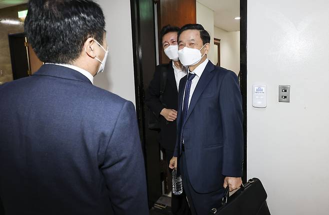 김순호 행안부 경찰국장이 경찰 관계자들과 대화하고 있다. 김성룡 기자