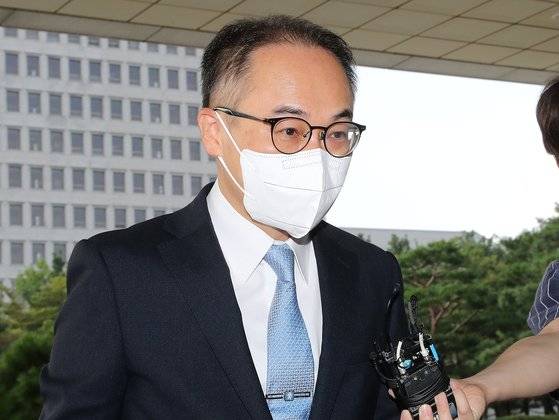 윤석열 대통령이 새 정부 초대 검찰총장으로 지명한 이원석 대검 차장이 18일 오전 서울 서초구 대검찰청으로 출근하고 있다. 뉴스1