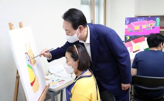 발달장애인 교육 수업 참여하는 윤석열 대통령. 연합뉴스