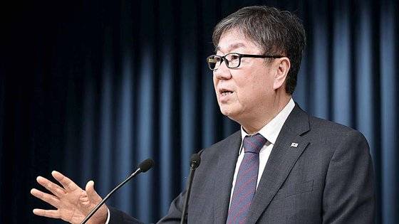 김대기 대통령 비서실장이 18일 오후 용산 대통령실 청사 브리핑룸에서 대통령실 직제 개편과 인적 쇄신안을 설명하고 있다. 김 실장이 직접 브리핑한 건 이번이 처음이다. 대통령실사진기자단