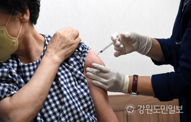 ▲ 만 50세 이상으로 코로나19 백신 4차 접종연령이 확대되면서 춘천시보건소 예방접종센터에서 한 시민이 백신을 맞고 있다. 김정호