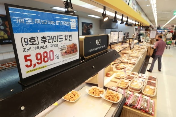 서울 성동구 이마트 성수점에 치킨 가격표가 붙어 있다. /연합뉴스