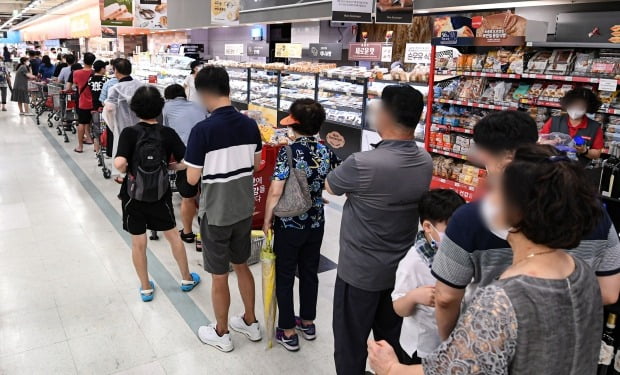 서울 홈플러스 영등포점에서 40팩 한정으로 판매되는 두 마리 후라이드 치킨 할인 상품을 구매하기 위해 고객들이 줄을 서고 있다. /뉴스1