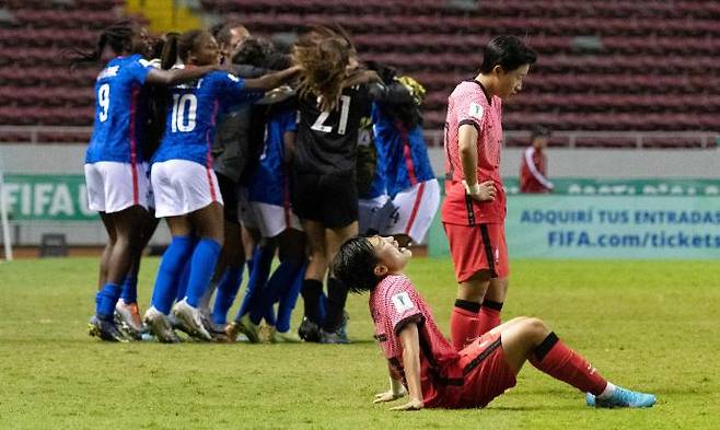 한국 U-20 여자 축구 대표팀 선수들이 18일 코스타리카 산호세 국립경기장에서 열린 U-20 여자 월드컵 조별리그 프랑스와의 최종전에서 패한 뒤 아쉬워하고 있다. 산호세 | AFP연합뉴스