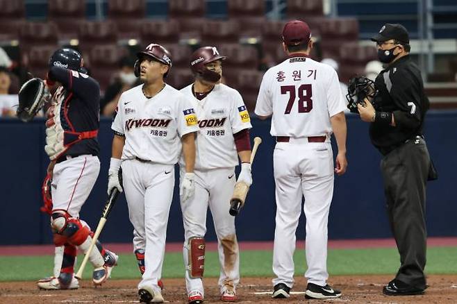 심판의 판정에 항의하는 홍원기 키움 히어로즈 감독(오른쪽). 연합뉴스