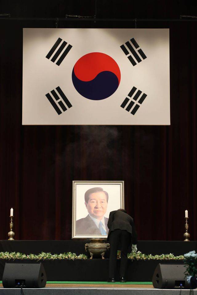18일 오전 서울 동작구 국립서울현충원 현충관에서 열린 김대중 전 대통령 서거 13주기 추도식에서 참석자들이 헌화하고 있다. 국회사진기자단