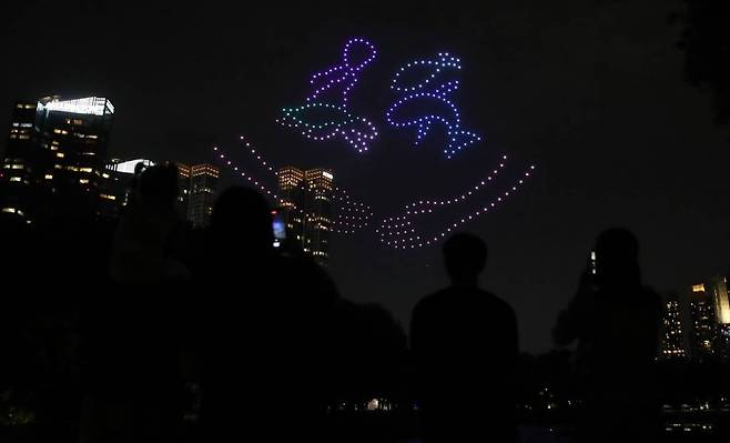 그린피스 주최 '기후위기 해결사 바다를 지키는 해양보호 드론쇼'가 진행된 18일 오후 서울숲공원에서 드론 400여대가 날아오르며 고래와 바다거북, 가오리 등 바다동물이 헤엄치는 장면을 연출하고 있다. /사진=뉴시스