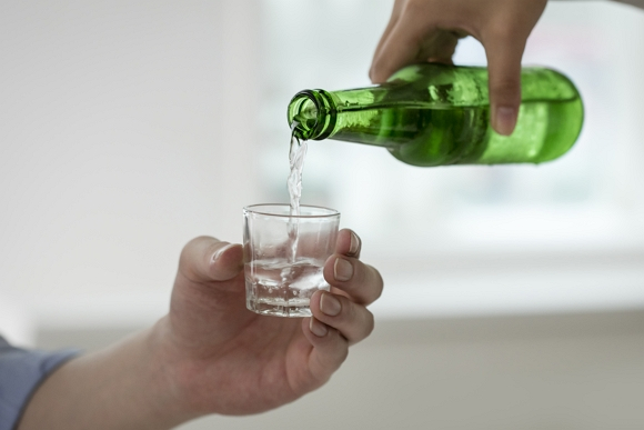 잘못된 음주 상식으로 건강을 해치는 일이 빈번히 발생하고 있다. 2020년 한해 음주 관련 질병 사망자가 5000명을 돌파했다. /사진=이미지투데이