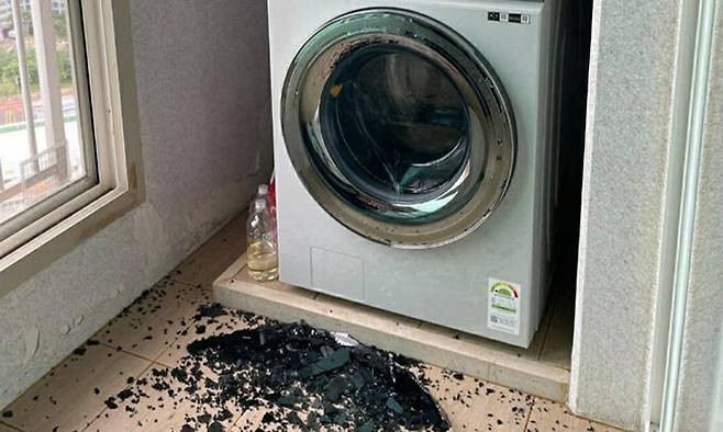 유리문 깨지는 사고가 발생한 삼성전자의 드럼 세탁기. 연합뉴스