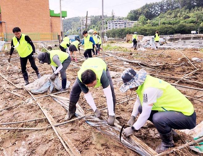 농협중앙회 박태선 조합감사위원장과 사무처 임직원들이 18일 경기 양평군 원덕1리 마을을 찾아 최근 내린 집중호우로 무너진 하우스를 해체하고 토사 등을 철거하는 등 재해복구 지원활동을 펼쳤다.