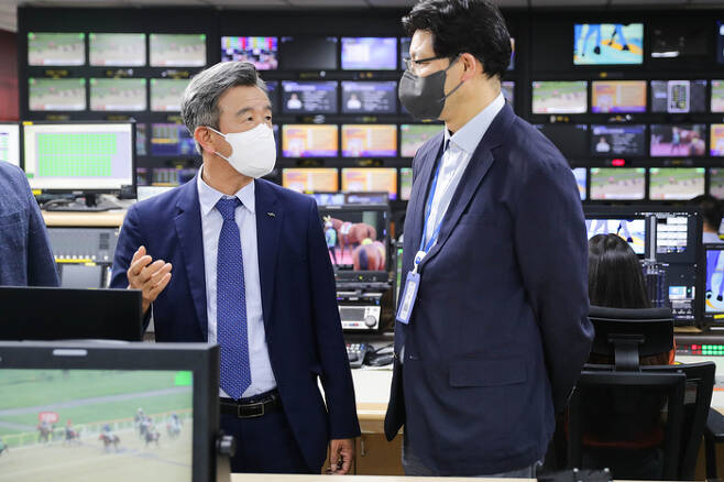 한국마사회 국제방송센터 점검중인 정기환 회장.