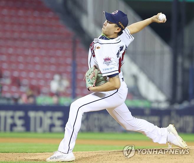 역투하는 정철원 (서울=연합뉴스) 김도훈 기자 = 26일 서울 잠실야구장에서 열린 2022 프로야구 KBO리그 롯데 자이언츠와 두산 베어스의 경기. 7회초 교체 투입된 두산 정철원이 역투하고 있다. 2022.7.26 superdoo82@yna.co.kr