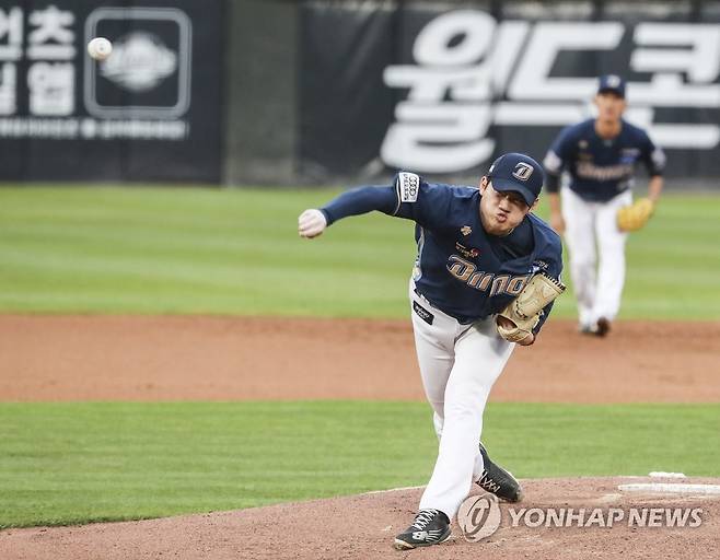김시훈 '온 힘을 다해서' (부산=연합뉴스) 강덕철 기자 = 10일 부산 사직구장에서 열린 프로야구 NC 다이노스와 롯데 자이언츠의 경기. 1회 말 NC 선발투수 김시훈이 역투하고 있다. 2022.5.10 kangdcc@yna.co.kr