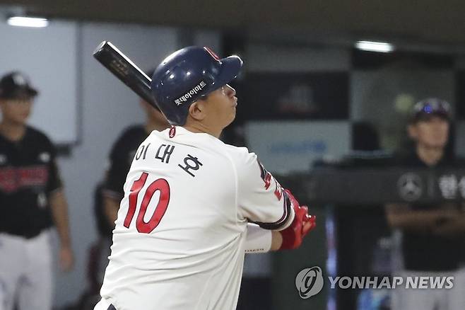 이대호, 선취 1타점 적시타 (부산=연합뉴스) 강덕철 기자 = 18일 부산 사직야구장에서 열린 프로야구 kt 위즈와 롯데 자이언츠의 경기. 3회 말 2사 2루에서 롯데 이대호가 1타점 적시타를 치고 있다. 2022.8.18 kangdcc@yna.co.kr