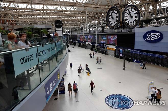 영국 런던 한산한 기차역 (AFP=연합뉴스)