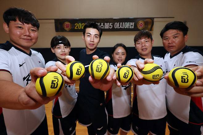 ‘2022 베이스볼5 아시안컵’에 출전하는 대한민국 대표팀이 8일 오후 서울 중구 장충체육관에서 훈련에 앞서 공인구를 들고서 포즈를 취하고 있다. 왼쪽부터 최승준, 김소원, 이대형, 장명화, 윤석민, 신종길. (사진=연합뉴스)