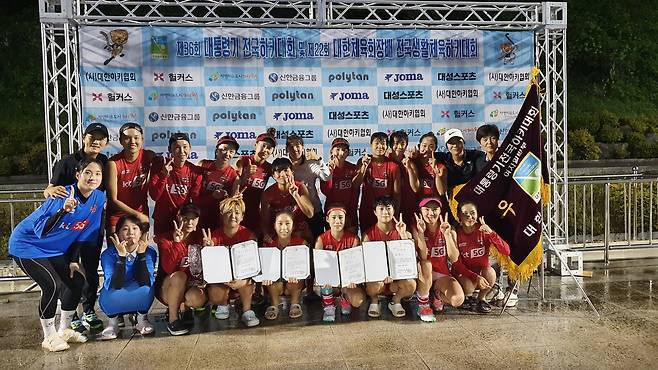 우승 직후 기념 사진을 촬영한 KT 하키단(KT 스포츠 제공)