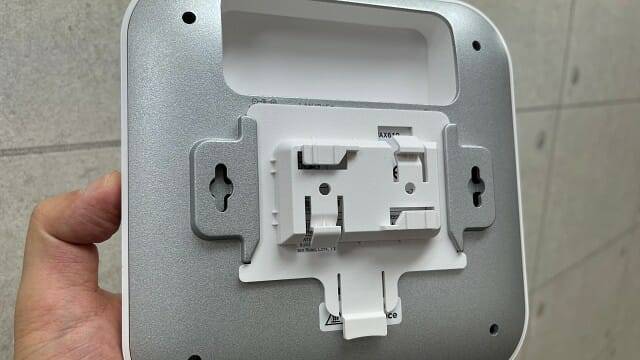 본체를 벽에 걸어 고정할 수 있는 장치를 기본 제공한다. (사진=지디넷코리아)