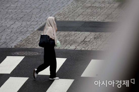 비가 내린 19일 서울 서대문구 연세로에서 시민들이 발걸음을 재촉하고 있다. /문호남 기자 munonam@