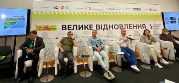 (왼쪽 네 번째) 볼로디미르 스타브니우크 카리스 사외이사가 우크라이나 허브 '위대한 부흥' 포럼에 참석해 연설 중이다. 사진=카리스