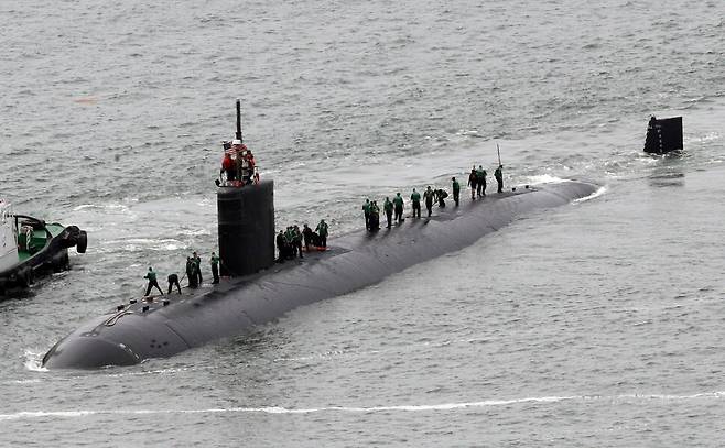 미국 로스앤젤레스급 핵추진 잠수함인 샤이엔(Cheyenne·SSN 773)이 지난 6월6일 오전 해군작전사령부 부산기지에 입항하고 있다. 연합뉴스