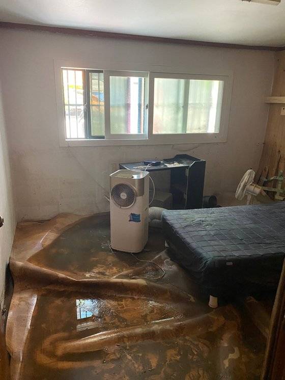 지난 12일 서울 관악구 반지하 A군 집의 모습. 침수 피해 나흘 뒤였다. 물은 빠졌지만 집안이 엉망이다. 황수연 기자.