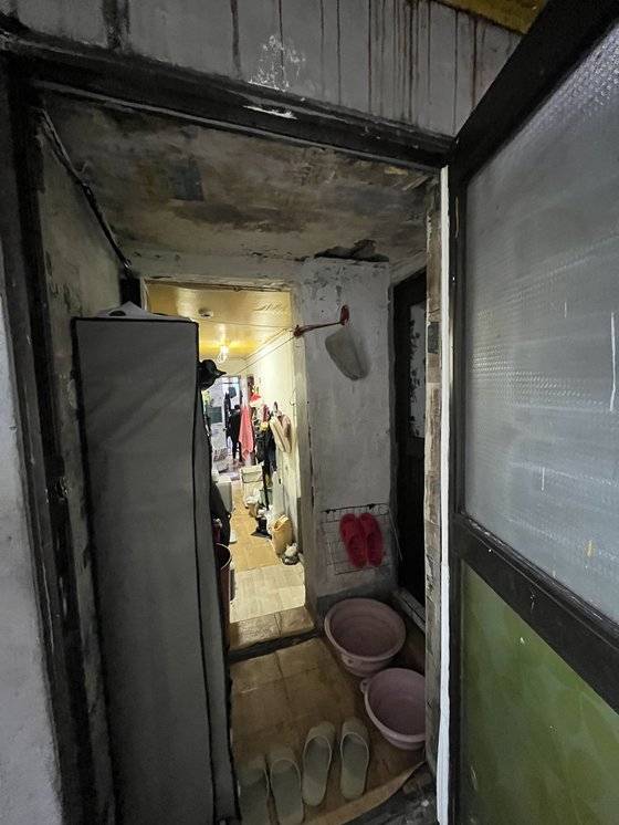 서울 영등포구 반지하에서 11년째 살고 있는 E씨 집 모습. 사진 E씨 제공.