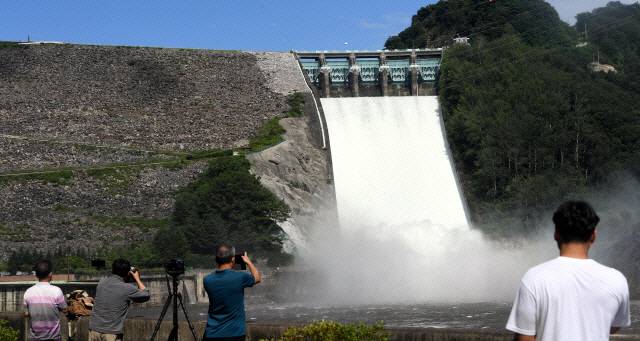 ▲ 지난 8일부터 도내지역에 쏟아진 집중호우의 영향으로 11일 오후 3시 소양강댐이 수문을 열고 방류를 시작했다. 소양강댐의 수문 개방은 2년 만의 일이다. 김정호