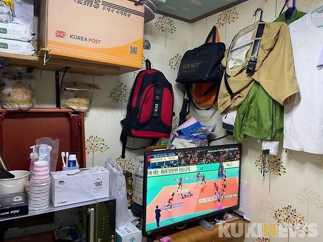 18일 서울시 돈의동에 위치한 김모씨의 집. 옆방에서는 선풍기가 쉬지 않고 돌아갔다. 사진=김은빈 기자