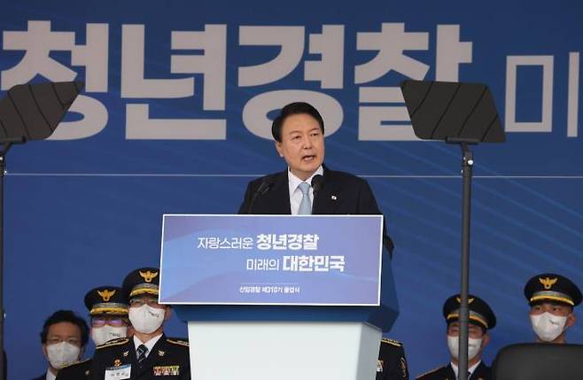 윤석열 대통령이 19일 충북 충주시 중앙경찰학교에서 열린 310기 졸업식에서 축사하고 있다.