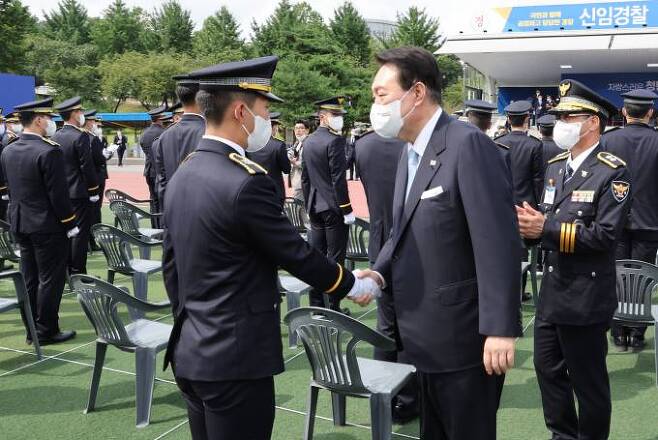  윤석열 대통령이 19일 충북 충주시 중앙경찰학교에서 열린 310기 졸업식에서 신임경찰들을 격려하고 있다.