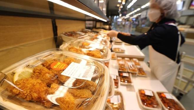 대형마트에 진열된 '초저가 치킨' / 사진 = 연합뉴스