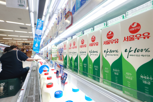 지난 18일 서울 시내 한 대형마트에서 업체 관계자가 우유를 정리하고 있다. [사진 출처 = 연합뉴스]