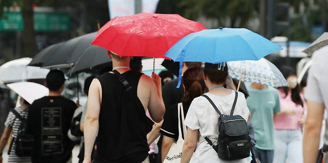 오는 20일에는 전국적으로 비가 내릴 전망이다. 사진은 비가 내리는 19일 오후 서울 광화문광장에서 우산 쓴 시민들이 발걸음을 재촉하는 모습. /사진=뉴스1