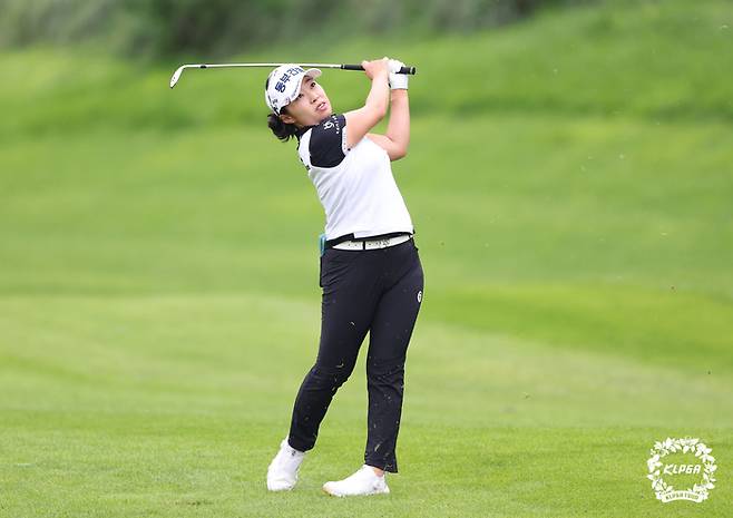 김수지가 19일 강원도 정선 하이원CC에서 열린 KLPGA 투어 하이원리조트 여자오픈 2라운드에서 아이언샷을 하고 있다. |KLPGA 제공