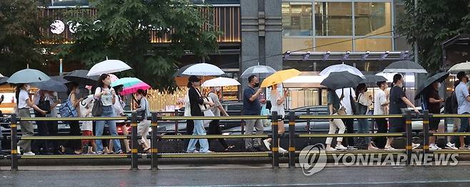 우산 쓰고 퇴근 (서울=연합뉴스) 신현우 기자 = 비가 내린 19일 오후 서울 강남역 인근에서 시민들이 우산을 쓴 채 버스 정류장으로 이동하고 있다. 2022.8.19 nowwego@yna.co.kr