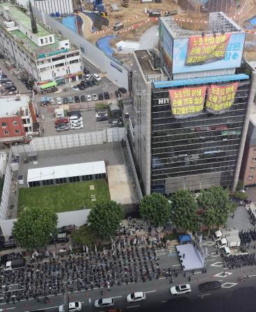 지난 18일 공공운수노조 조합원들이 서울 강남구 하이트진로 본사 앞에서 화물연대 고공농성투쟁 승리 결의대회를 열고 있다. (사진=연합뉴스)