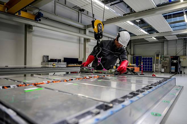독일의 제조업 경기를 보여주는 ‘제조업 구매관리자지수(PMI)’가 23일 오후 발표된다. 사진은 독일 북부 잘츠기터에 있는 한 배터리 공장 모습. /AFP 연합뉴스