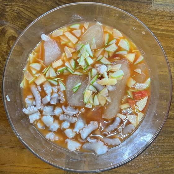 낙지잡이 기술자였던 어머니의 음식을 발전 시킨 낙지 냉국.