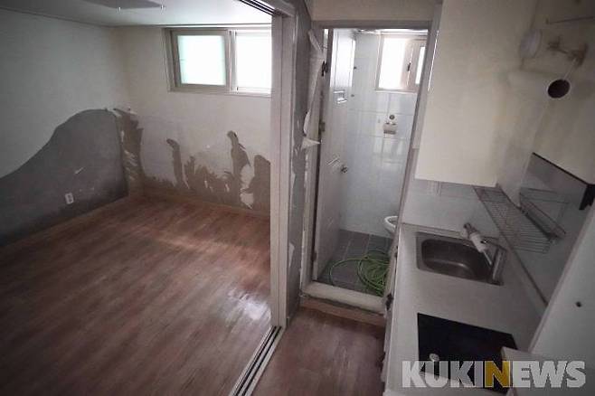 침수 피해를 입은 서울시내 반지하 주택의 모습.   사진=임형택 기자