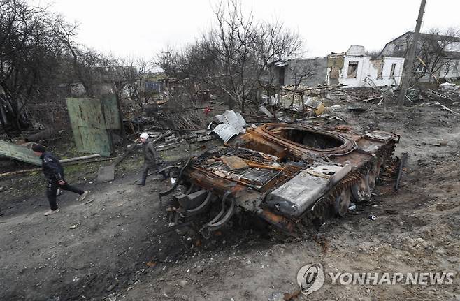 우크라이나 수도 키이우에 방치된 러시아 탱크. [사진 출처 = 연합뉴스]