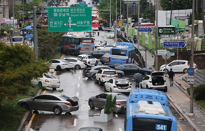 지난9일 오전 서울 서초구 진흥아파트 앞 서초대로 일대에서 전날 내린 폭우에 침수됐던 차량이 모습을 드러내고 있다. [연합]