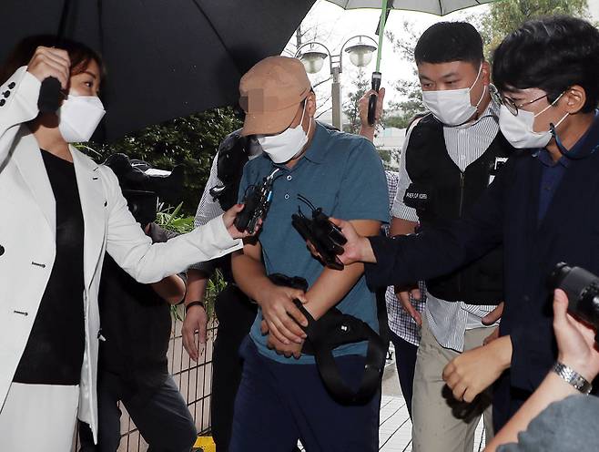 대리 수술 혐의를 받는 인천 한 병원의 직원이 지난해 8월31일 영장실질심사를 받기 위해 인천지방법원에 들어서고 있다. ⓒ연합뉴스