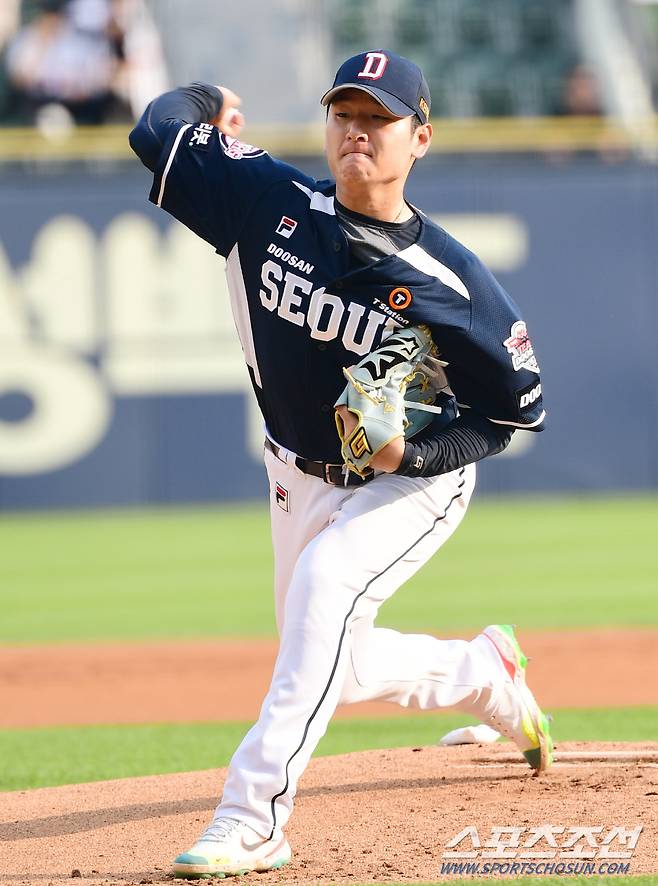 2022 KBO리그 LG트윈스와 SSG랜더스의 경기가 21일 서울잠실야구장에서 열렸다. 두산 선발투수 곽빈이 LG타선을 상대하고 있다. 잠실=최문영 기자 deer@sportschosun.com/2022.08.21/