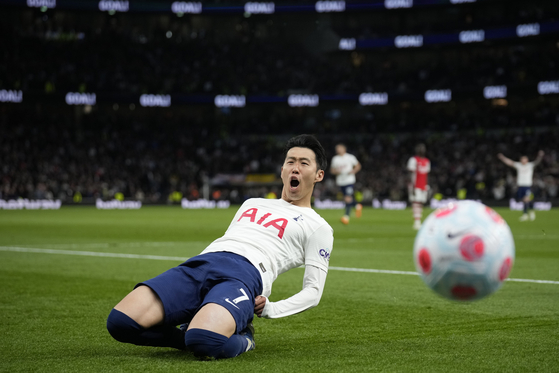 Tottenham's Son Heung-min celebrates after scoring against Arsenal during a Premier League match at Tottenham Hotspur stadium in London on May 12. [AP/YONHAP]