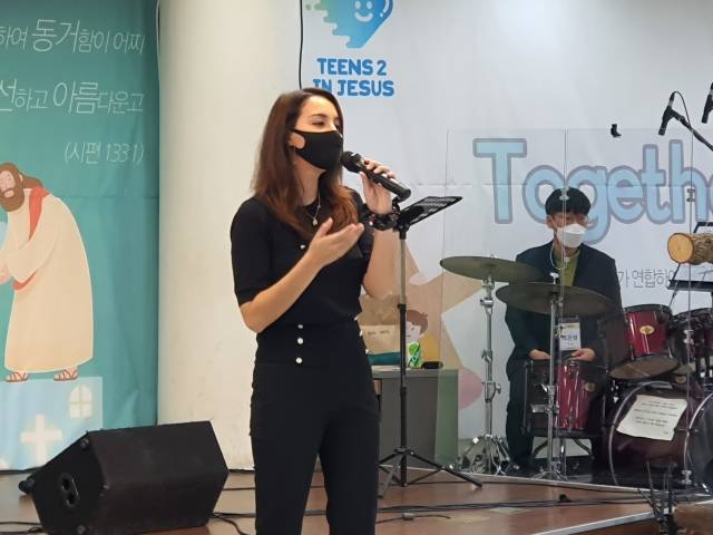 조이가 지난 6월 26일 청소년부 '영어 특별 예배'에서 조이가 찬양을 인도하고 있다. 주안장로교회 제공